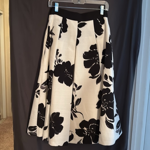White House Black Market ladies skirt - Picture 7 of 14